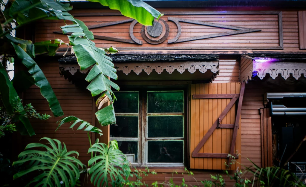 Fenêtre, boiseries et lambrequins d'une maison traditionnelle de La Réunion.